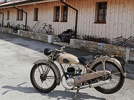 V&eacute;lomoteur Peugeot devant le mus&eacute;e